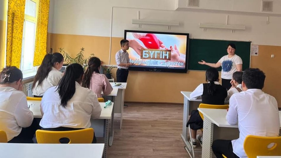 "Мейірім жүректен бастау алады" тәрбие сағаттар шеруі